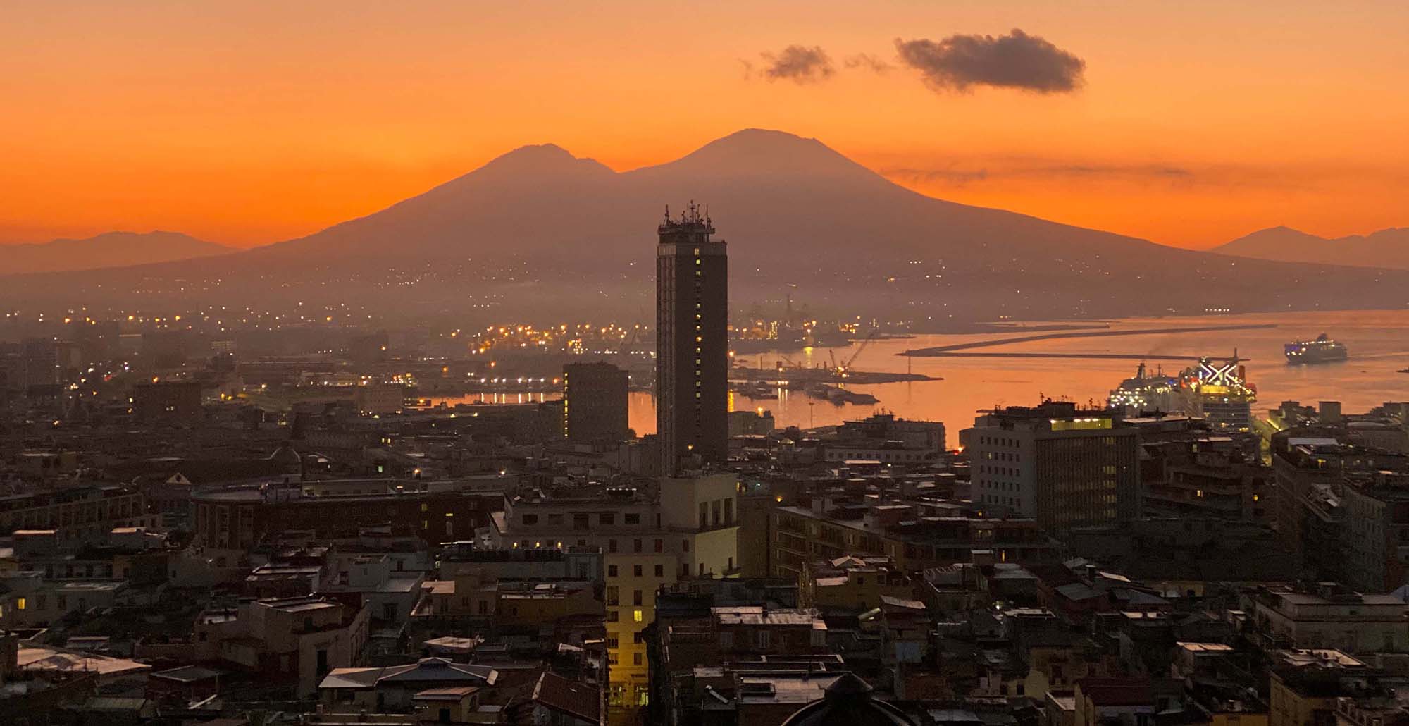 Panorama Napoli al tramonto